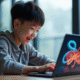 Jeune asiatique jouant au jeu snake sur un ordinateur portable lumineux
